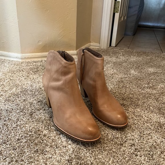 NWOT Authentic Fossil Tan Ankle Boots with Heel - Picture 2 of 3